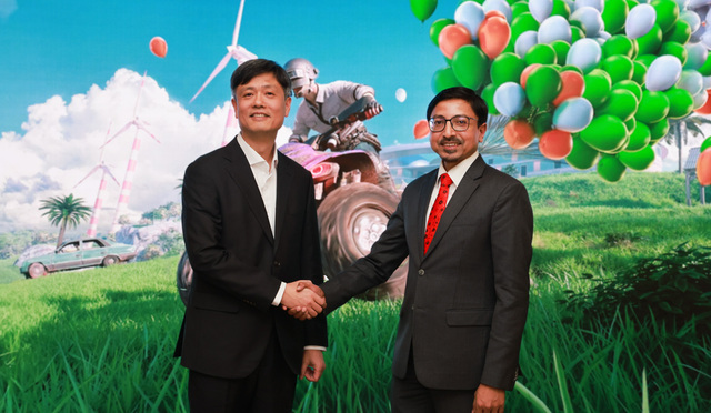 지난 23일 크래프톤 서울 본사에서 인도 시장 내 기술 협력과 투자 확대 방안을 논의한 장병규 크래프톤 의장(왼쪽)과 고랑랄 다스 주한인도대사가 기념 촬영하고 있다. /크래프톤