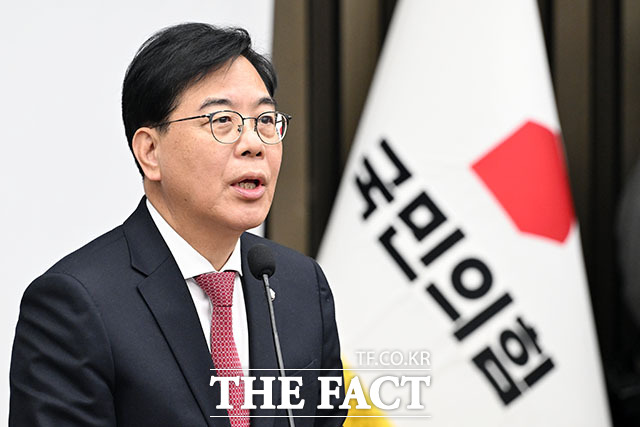 의원총회에서 모두발언하는 송 원내대표.