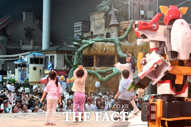 보건복지부는 오는 27일부터 2026년 아동학대 예방·조기지원 시범사업(조기지원사업)을 시행한다고 26일 밝혔다. 사진은 2023년 5월 5일 오후 서울 송파구 롯데월드 어드벤처를 찾은 시민들 /남용희