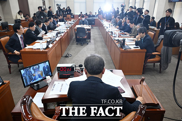 송기헌 정치개혁특별위원회 위원장이 26일 오후 서울 여의도 국회에서 열린 정치개혁특별위원회 전체회의에서 의사봉을 두드리고 있다. /국회=남용희 기자