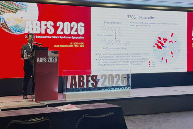 지난 16~17일 그랜드워커힐 서울에서 열린 아시아 골수부전증후군 심포지엄(ABFS 2026)에서 면역성 혈소판 감소증(ITP) 치료 성분인 포스타마티닙(제품명 타발리스)의 임상 결과와 실제 처방 경험이 공유됐다. 일본 니혼의과대학 대학원 의학연구과 마사타카 쿠와나 교수가 ITP의 병태생리학적 기전과 포스타마티닙 일본 임상 3상 결과, 시판 후 조사(PMS) 데이터를 발표하고 있다. /JW중외제약
