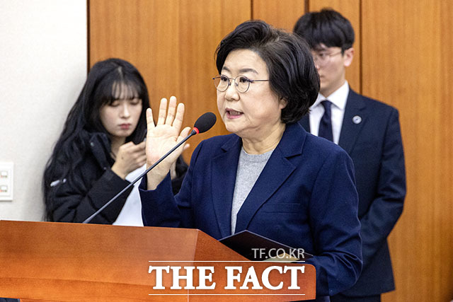 지난 23일 오전 서울 여의도 국회 재정경제기획위원회 전체회의에서 열린 인사청문회에서 증인 선서를 하는 이혜훈 기획예산처 장관 후보자. /남용희 기자