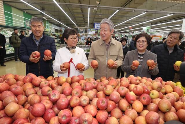 강호동 농협중앙회 회장(가운데)이 26일 농협하나로마트 양재점을 찾아 사과 판매 동향을 살핀 뒤 특별할인행사 관계자들과 기념 촬영을 하고 있다. /농협중앙회