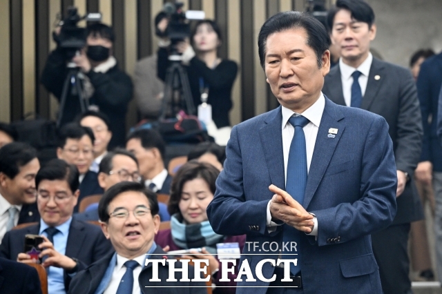 정청래 더불어민주당 대표가 조국혁신당과의 합당을 기습 제안한 뒤로 민주당 내부 잡음은 끊이질 않고 있다. 합당 제안 방식과 시점이 부적절했다는 지적을 넘어 실익에 대한 의구심까지 제기된 상황이다. 민주당 내 합당 무용론은 정 대표가 합당이란 거대 이슈를 자기 정치에 이용한다는 의심과 맞물리면서 더 커질 수 있다는 분석이다. /남용희 기자