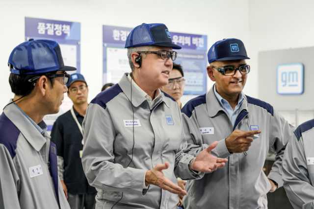 지난해 8월 GM 한국사업장(한국GM) 창원공장에서 대화하고 있는 헥터 비자레알 사장(가운데)과 아시프 카트리 GM 해외사업부문 생산 총괄 부사장(오른쪽), 김영식 창원공장 본부장(왼쪽). /한국GM
