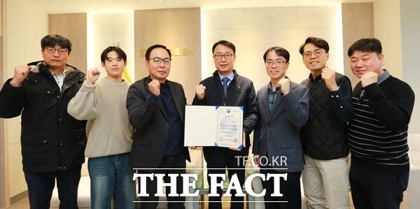 대전교통공사는 26일 긴급구조지원기관 능력평가 행정안전부 장관상 수상을 기념해 이광축(왼쪽부터 4번 째) 사장이 안전정책실장, 재난관리팀장 등 직원들을 격려하며 기념촬영을 하고 있다. /대전교통공사