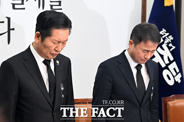 정청래 더불어민주당 대표(왼쪽)와 한병도 원내대표가 26일 오전 서울 여의도 국회에서 열린 최고위원회의에서 묵념을 하고 있다./국회=남용희 기자