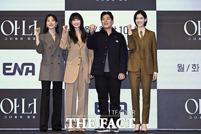 배우 이청아와 이나영, 박건호 감독, 배우 정은채(왼쪽부터)가 26일 오후 서울 구로구 디큐브시티 더세인트 그랜드볼룸에서 열린 ENA 새 월화드라마 아너 : 그녀들의 법정 제작발표회에 참석해 포즈를 취하고 있다. /송호영 기자