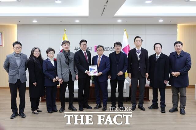 부산·경남 행정통합 공론화위원회 최종 의견서 전달식. /부산시