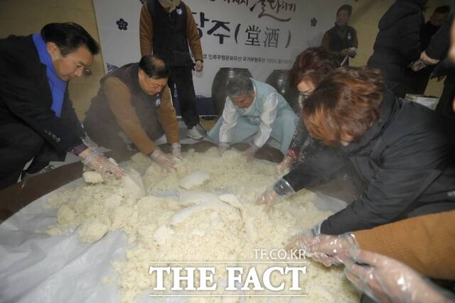 당진 기지시줄다리기보존회는 24일 기지시줄다리기 당주 담그기 행사를 개최했다. /당진시