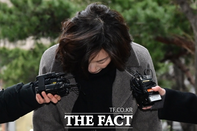 강선우 무소속 의원 측에 공천 헌금 1억 원을 건넨 의혹을 받는 김경 서울시의원이 18일 오전 서울 마포구 서울경찰청 공공범죄수사대에서 3차 조사에 출석하며 고개 숙이고 있다. /남윤호 기자