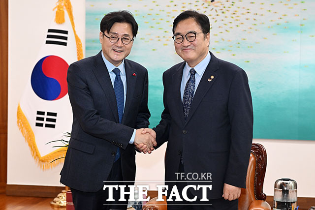 우원식 국회의장(오른쪽)이 26일 오후 서울 여의도 국회 의장집무실에서 홍익표 청와대 정무수석을 접견하며 기념촬영을 하고 있다. /국회=남용희 기자