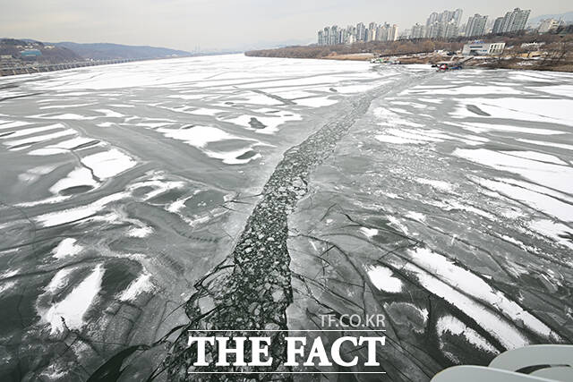 서울 아침 최저기온 영하 9도로 한파가 찾아온 26일 오전 서울 강동구 광진교에서 바라본 한강이 얼어붙어 있다. /남윤호 기자