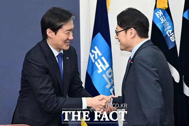 조국 조국혁신당 대표(왼쪽)가 26일 오후 서울 여의도 국회에서 홍익표 청와대 정무수석을 접견하고 있다. /남용희 기자