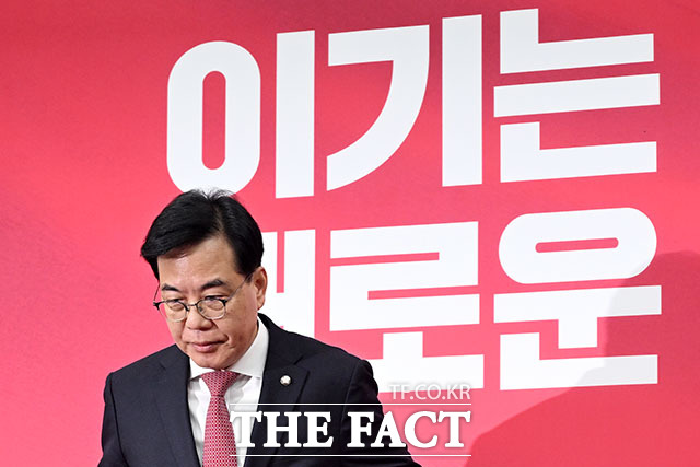 국민의힘이 26일 통일교 게이트와 더불어민주당의 공천 뇌물 의혹에 대한 쌍특검법 수용 촉구를 위한 당 활동 방향을 논의할 방침이다. 사진은 송언석 원내대표. /남용희 기자