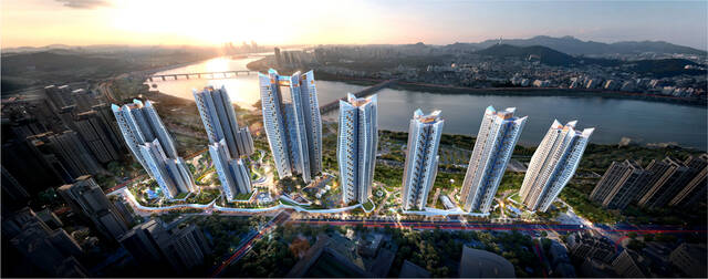 서초구 신반포2차 역시 조합이 상가 소유주에게 아파트 입주권을 주기 위한 분양 기준을 완화하기로 합의했지만 갈등을 겪으며 소송이 진행 중이다. 사진은 신반포2차 투시도. /현대건설