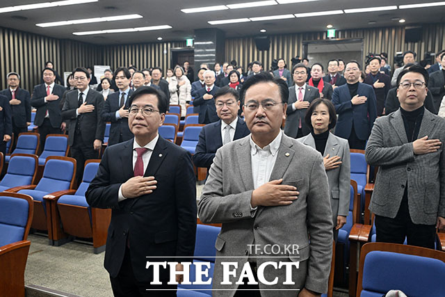 송언석 국민의힘 원내대표와 의원들이 26일 오후 서울 여의도 국회에서 열린 의원총회에서 국기에 대한 경례를 하고 있다. /국회=남용희 기자