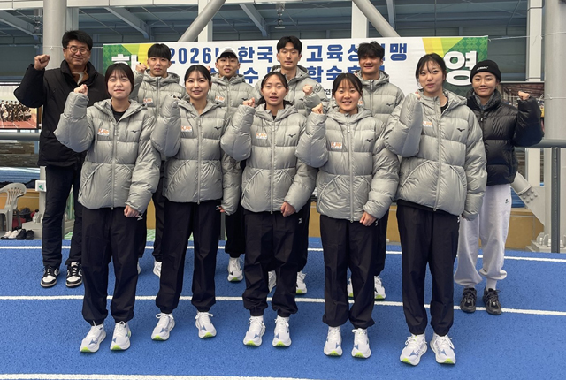 예천스타디움과 육상교육훈련센터에서 한국중·고 육상연맹 동계 합숙훈련 선수단10명이 파이팅을 외치며 기념사진을 찍고 있다. /예천군