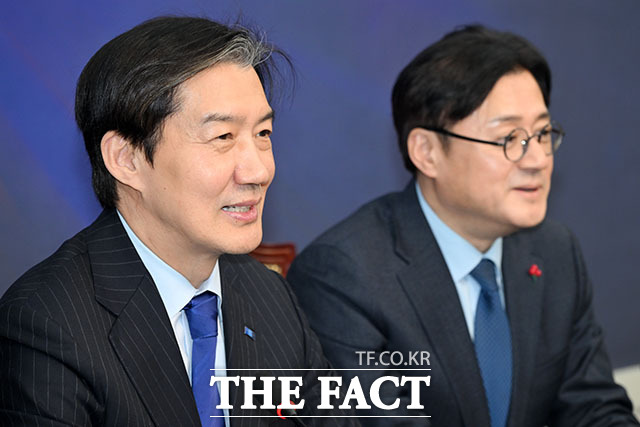 홍익표 정무수석 접견하며 인사말 하는 조국 대표(왼쪽).