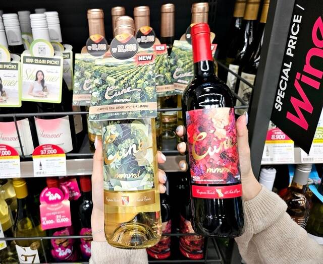 BGF리테일 편의점 CU가 145년의 전통을 가진 스페인의 대표 와이너리인 쿠네(C.V.N.E)와 두 번째 협업인 가성비 화이트 와인 음mmm! 베르데호를 26일 선보였다. /BGF리테일 CU