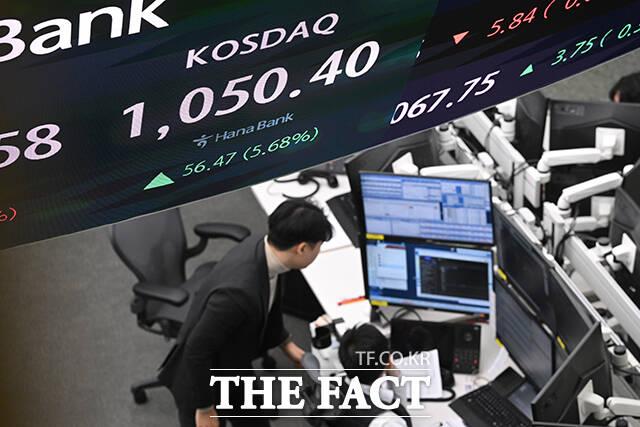코스닥 지수가 4년 만에 장중 1000포인트를 돌파한 26일 오전 서울 중구 하나은행 딜링룸에 지수가 표시되고 있다. /서예원 기자