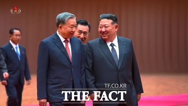 김정은 북한 국무위원장이 재선에 성공한 또 럼 베트남 공산당 서기장에게 축전을 보냈다. 사진은 지난해 10월 김 위원장(오른쪽)과 럼 서기장이 만났던 모습. /뉴시스. 조선중앙TV 갈무리