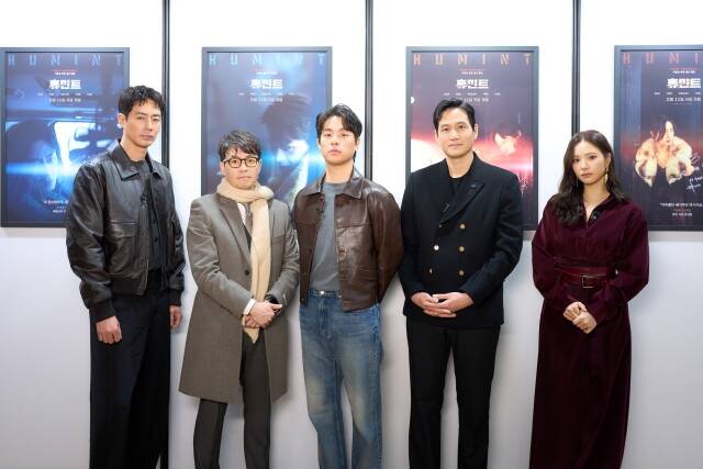 배우 조인성과 류승완 감독, 박정민 박해준 신세경(왼쪽부터)이 DDP 이간수문 전시장에서 진행된 휴민트의 특별기획전을 방문했다. /NEW