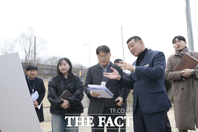 최원철 공주시장이 석장리 세계 구석기공원 조성 사업 진행 상황을 점검하고 있다. /공주시