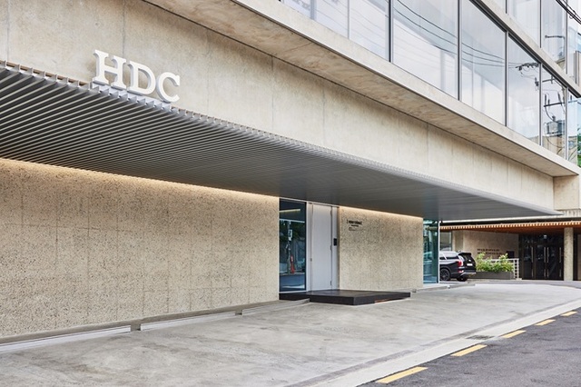 HDC현대산업개발은 광주광역시 화정아이파크 붕괴사고와 관련한 영업정지 4개월 처분 집행정지 신청이 법원에서 인용 결정을 받았다고 26일 공시했다. /HDC그룹