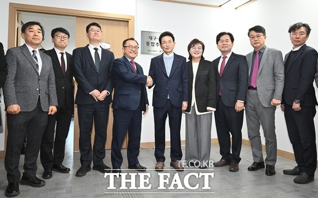 26일 경북도청에서 열린 대구경북통합추진단 현판식. 홍성주 대구시 경제부시장(왼쪽)과 이철우 경북도지사가 악수를 하고 있다. /대구시