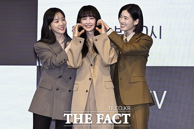 배우 이청아와 이나영, 정은채(왼쪽부터)가 26일 오후 서울 구로구 디큐브시티 더세인트 그랜드볼룸에서 열린 ENA 새 월화드라마 아너 : 그녀들의 법정 제작발표회에 참석해 포즈를 취하고 있다. /송호영 기자