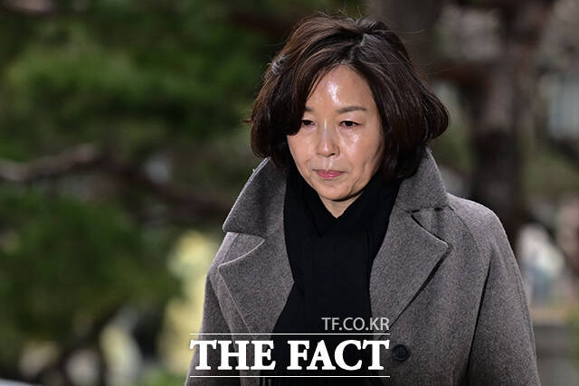 강선우 무소속 의원 측에 공천 헌금 1억 원을 건넨 의혹을 받는 김경 서울시의원이 18일 오전 서울 마포구 서울경찰청 공공범죄수사대에 피의자 신분으로 출석하고 있다. /남윤호 기자