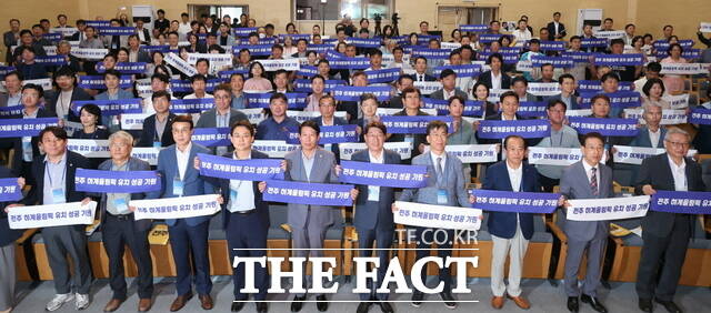 지난해 8월 25일 오후 전북 전주시 완산구 경원동 한국전통문화전당 공연장에서 올림픽 유치를 향한 전주시민들의 의지를 결집하기 위해 열린 2036 전주올림픽 유치 범시민 지원위원회 발대식 참석자들이 유치 기원 퍼포먼스를 하고 있다. /전주시