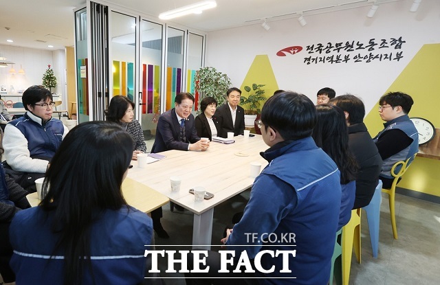 최대호 안양시장이 신년을 맞아 전공노 경기지역본부 안양시지부를 방문해 공무원노조와 차담을 나누고 있다. /안양시