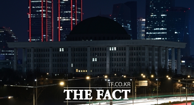 국회 상임위원회에 무단으로 출석하지 않은 경우는 여야를 막론하고 여전했다. 불꺼진 국회의상당. /이새롬 기자