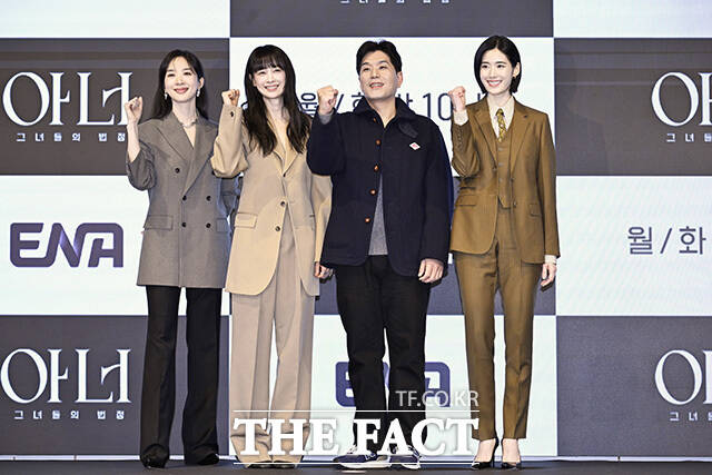 배우 이청아와 이나영, 박건호 감독, 배우 정은채가 포즈를 취하고 있다.