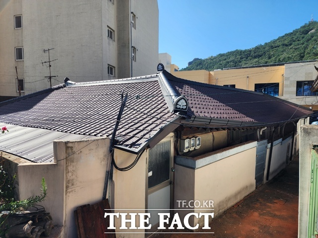 노후 슬레이트 지붕을 철거하고 새 지붕으로 개량을 마친 모습 /고흥군