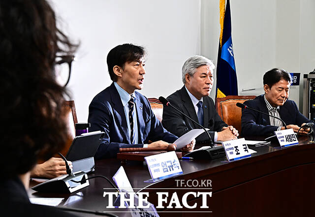 서왕진 조국혁신당 원내대표는 26일 흡수합당론에 유감을 표하면서도 정치적 DNA가 훼손되지 않고 오히려 더 거대하게 증폭될 수 있는 길이라면 어떠한 가능성도 배제하지 않겠다는 입장을 밝혔다. /배정한 기자