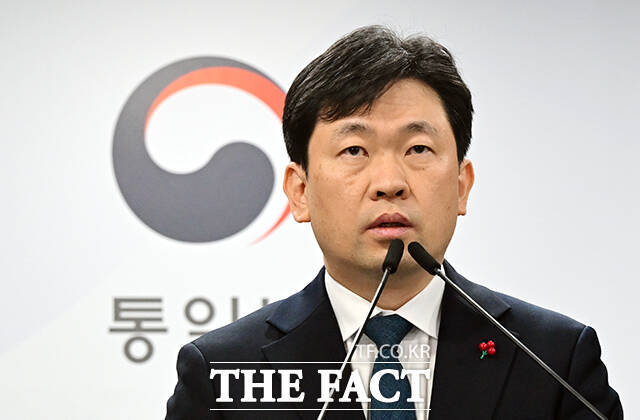 윤민호 통일부 대변인이 26일 오전 서울 종로구 정부서울청사에서 현안 관련 정례브리핑을 하고 있다. /임영무 기자