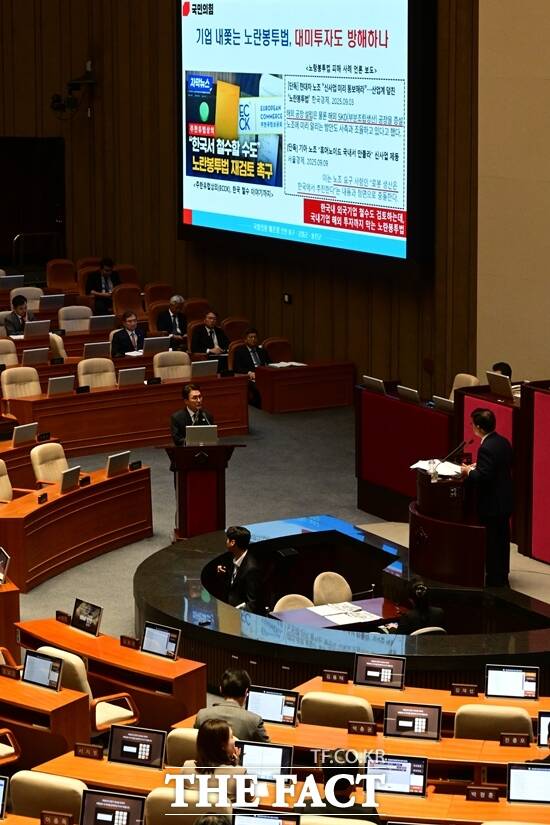 노란봉투법은 3월 10일 시행 예정이다. 사진은 김민석 국무총리가 지난해 9월 서울 여의도 국회 본회의장에서 노란봉투법과 관련한 질의에 답변하는 모습. /남윤호 기자