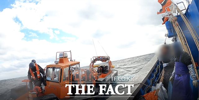 동해해경이 무허가 AIS 추정 어선을 직접 검문검색 하기 위해 어선으로 다가가고 있다. /동해해경
