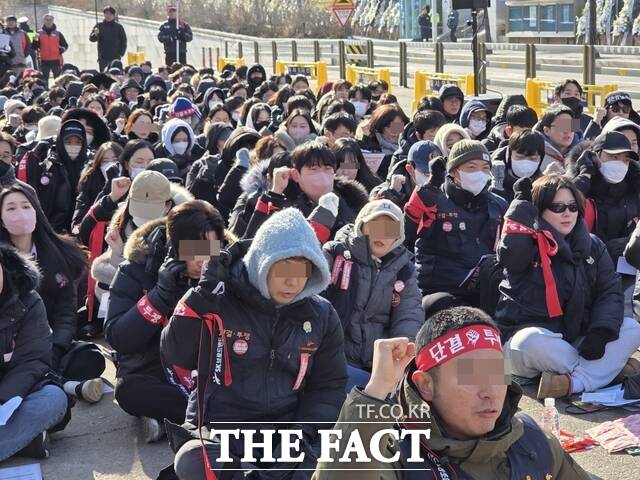 27일 오후 과천정부종합청사 방송미디어통신위원회 앞에서 SK브로드밴드노동조합 SK스토아지부 조합원들이 SK스토아 매각 반대 총파업 집회에 참여하고 있다. /과천=우지수 기자