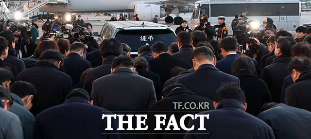 고 이해찬 향해 고개 숙인 정계. /공항사진기자단