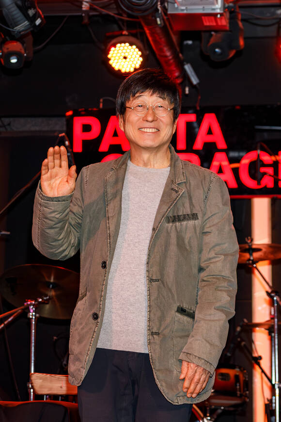 김창완은 어제에 안주하지 않고 늘 새로운 자리를 찾아가려 했던 마음가짐이 49년 간 활동할 수 있었던 원동력이 됐다고 밝혔다./뮤직버스