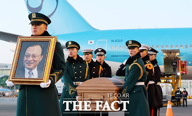 베트남 출장 중 별세한 고 이해찬 민주평화통일자문회의 수석부의장의 시신이 27일 오전 인천국제공항에 도착해 운구 차량으로 이동하고 있다. /공항사진기자단