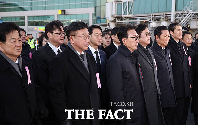 김민석 국무총리와 우원식 국회의장 등 내빈들이 이해찬 수석부의장의 시신을 영접하고 있다. 앞줄 왼쪽부터 정동영 통일부 장관, 윤호중 행정안전부 장관, 김민석 국무총리, 우원식 국회의장, 정청래 더불어민주당 대표, 조국 조국혁신당 대표. /공항사진기자단