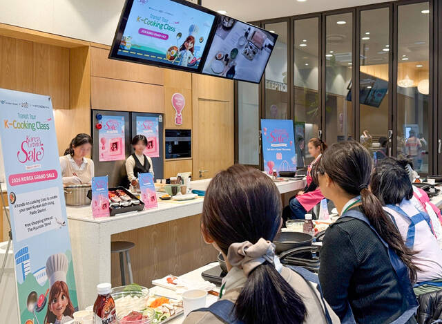 현대백화점은 오는 2월 19일까지 한국을 경유하는 외국인 관광객들이 환승 시간 안에 쇼핑과 미식 문화를 경험할 수 있는 K컬처 환승투어를 운영한다. /현대백화점