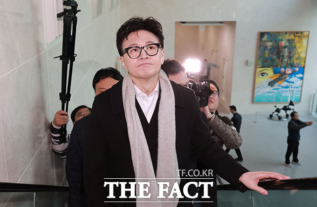 국민의힘 소장파 의원 모임인 대안과 미래가 27일 한동훈 전 대표에 대한 당 중앙윤리위원회의 제명 결정을 재고해야 한다고 촉구하는 동시에, 한 전 대표를 향해 지지자들에게 집회 중단을 요청해야 한다고 주장했다. 사진은 한 전 대표. /남용희 기자