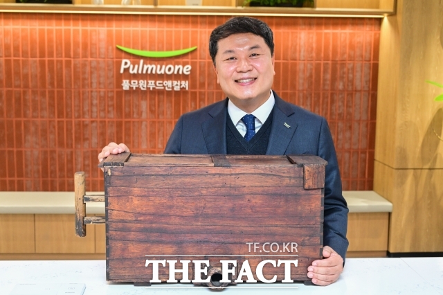 이동훈 풀무원푸드앤컬처 대표가 26일 서울 송파구 풀무원푸드앤컬처 사옥에서 더팩트와 인터뷰를 앞두고 풀무원의 뿌리가 된 풀무를 안고 있다. /남윤호 기자