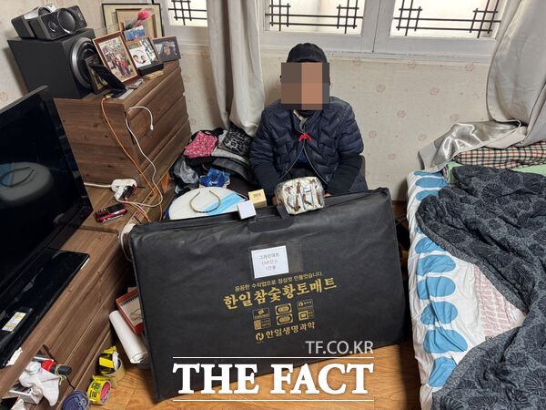 대덕구노인종합복지관은 겨울철 한파에 취약한 어르신들의 건강과 안전을 위해 응급 안전 안심 서비스 이용 어르신 가운데 중점 관리가 필요한 어르신들을 대상으로 27일 방한 용품과 건강 간식 등 후원 물품을 전달했다. /대덕구노인종합복지관